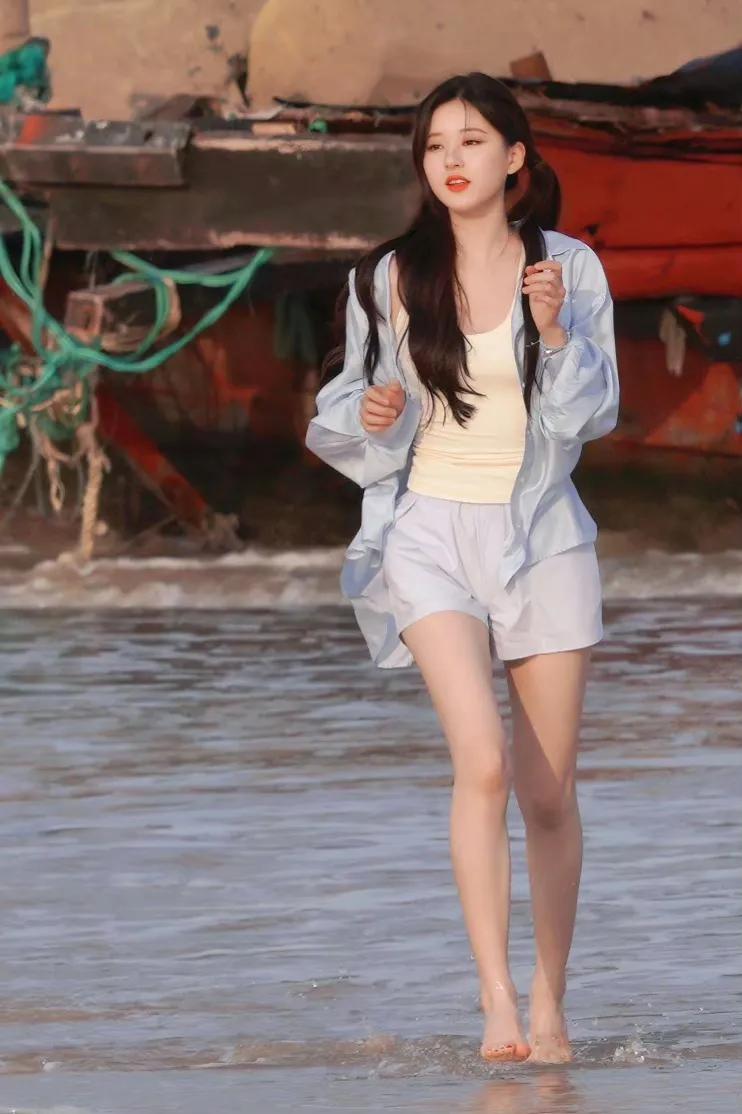 Running barefoot on the beach is so energetic——Zhao Lusi - iNEWS