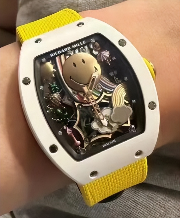 Wang Sicong and the owner of the 9 million watch went to the nightclub ...