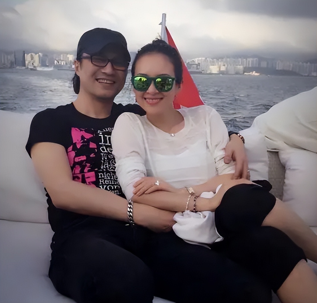 Wang Feng posted a family photo to show his old age, 44-year-old Zhang ...