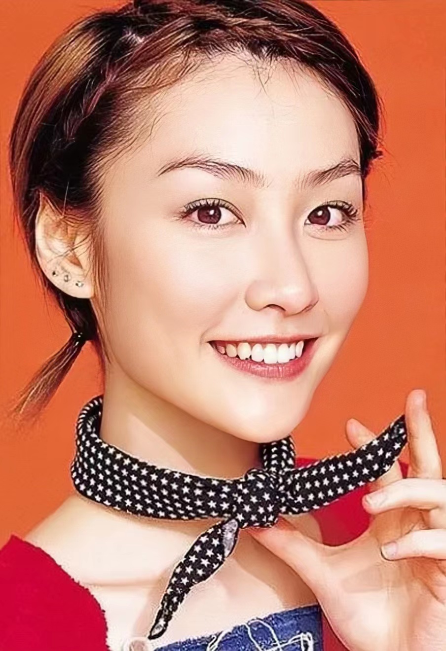 Remember Chen Wenyuan who took pictures with Edison Chen 14 years ago ...