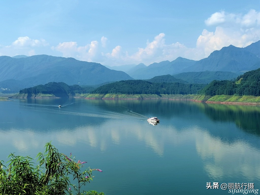 Yanu Lake at the foot of Wawu Mountain, beautiful sky and water - iMedia