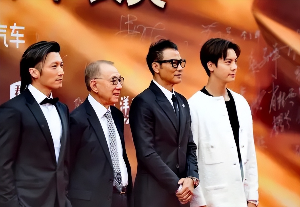 Go straight to the Huabiao Awards site! More than 400 celebrities are
