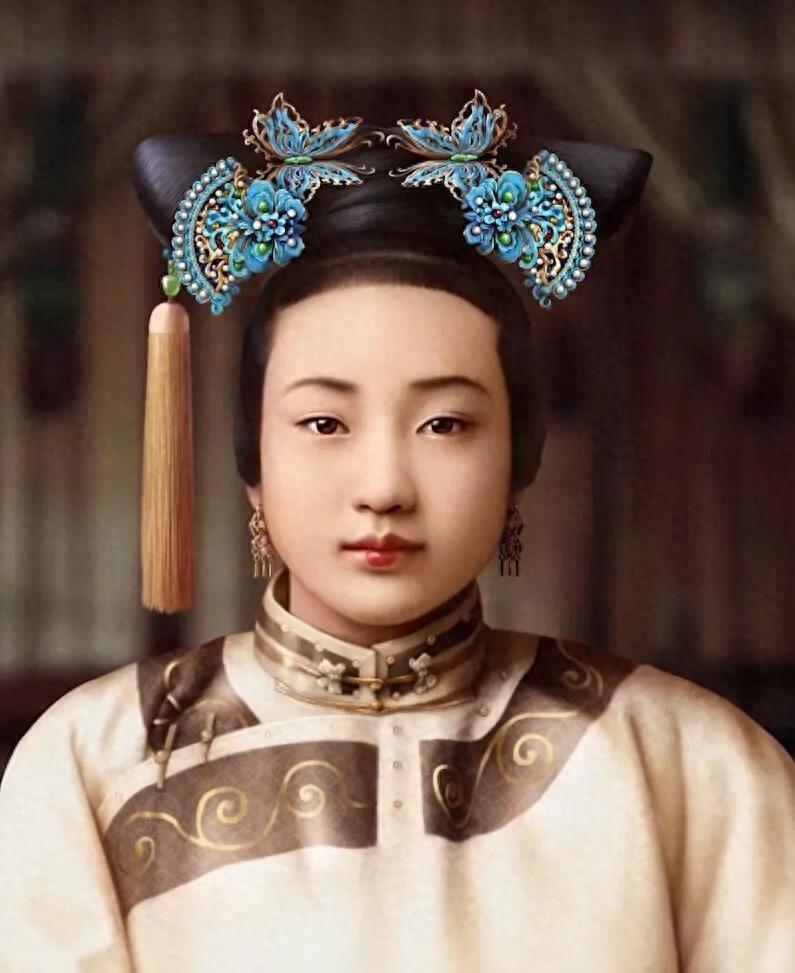 Concubine Zhen was pushed on the torture bench by the eunuch, her ...
