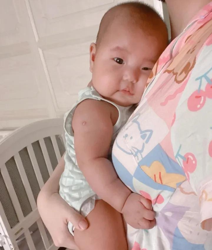 Newborns can be held vertically, do you know how to hold them?Hold it