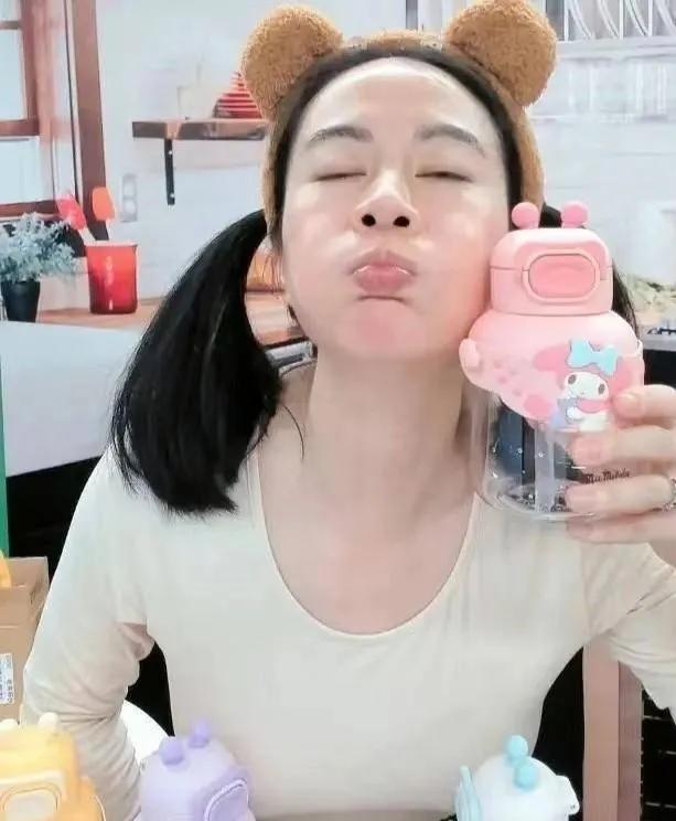 Michelle Ye is crazy about money Play ugly, wear "offduty skirt