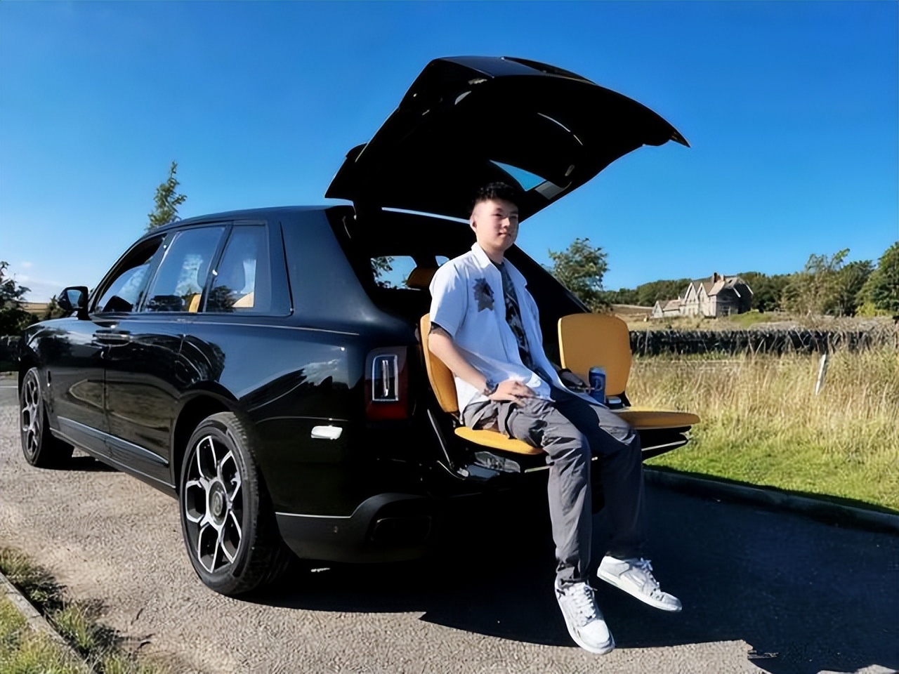 Zhao Xintong posted a million-dollar luxury car, handsome and handsome, and his 1.78-meter ex-girlfriend was exposed. Do you regret it?