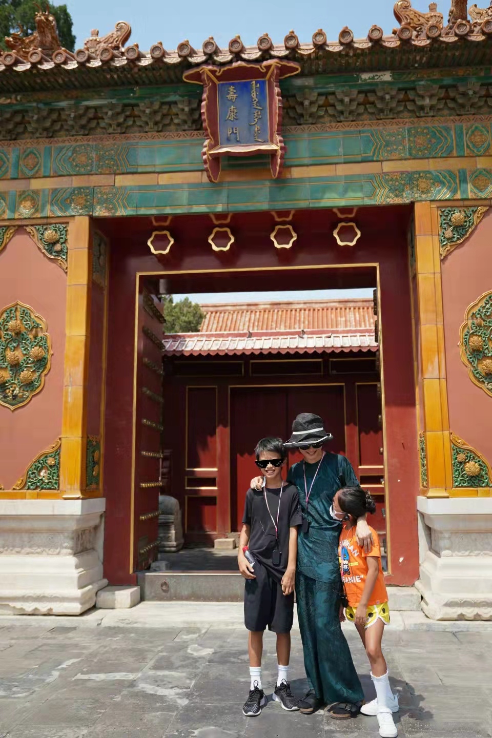Sun Li takes her baby to the Forbidden City!Middle-aged and elderly ...