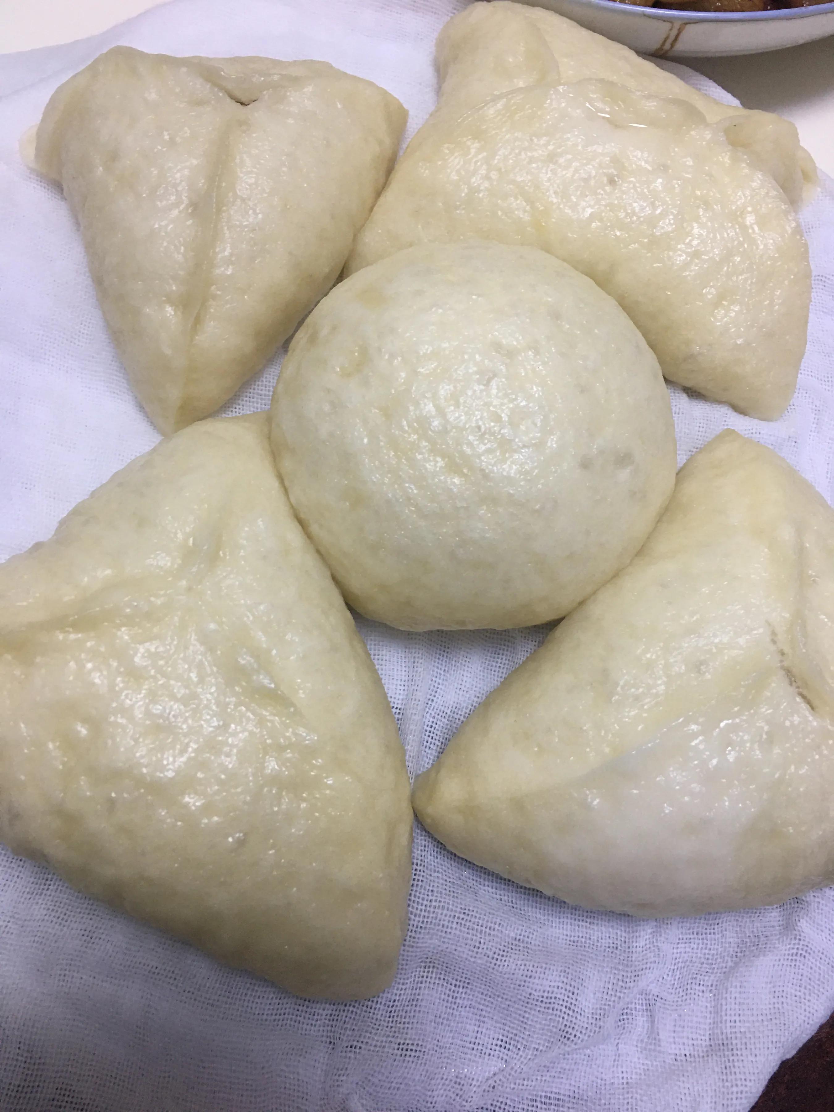 Made triangular steamed buns, peach crisps.especially delicious - iNEWS