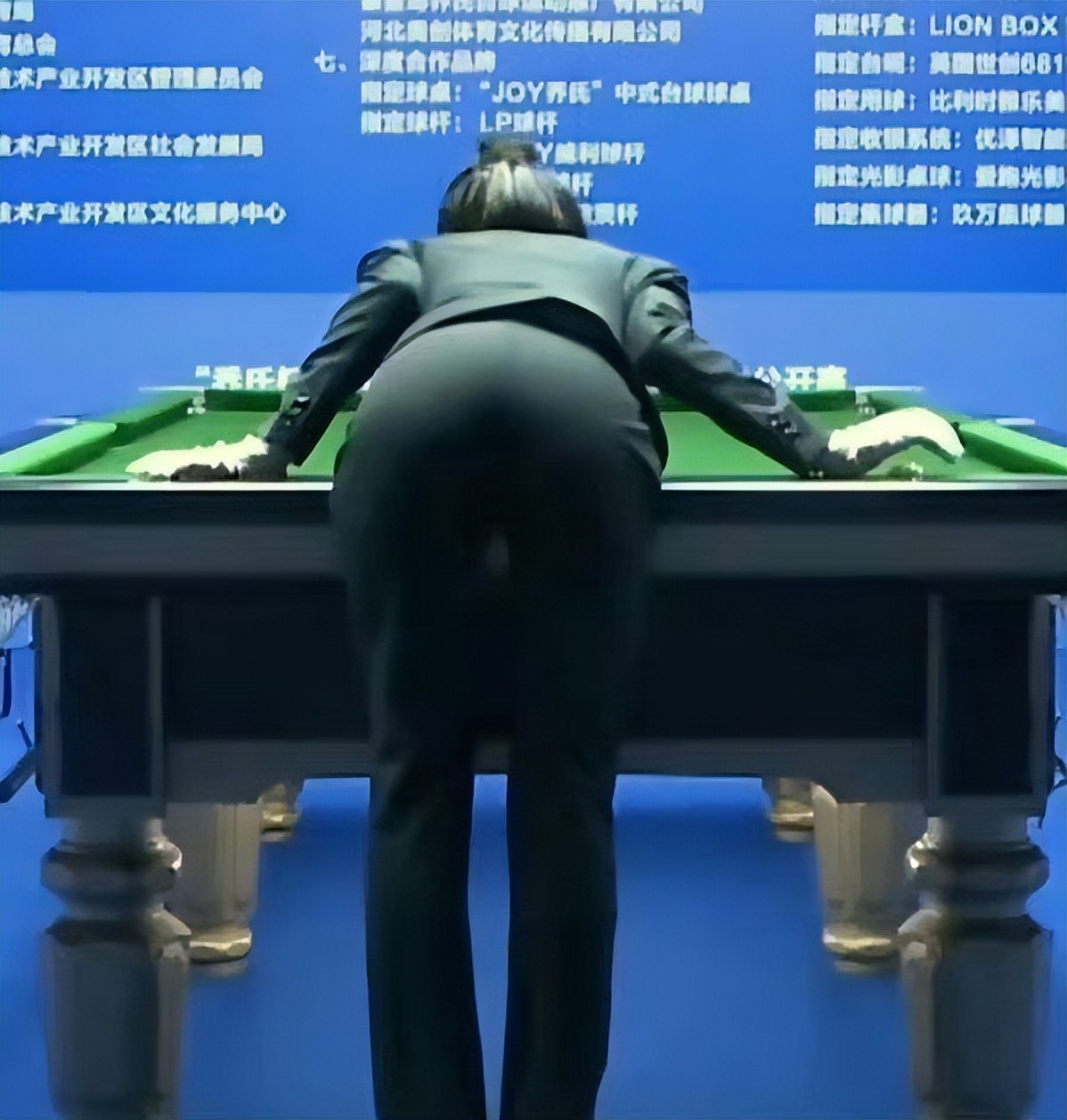 Billiards referee Wang Zhongyao is in professional attire, so round and ...