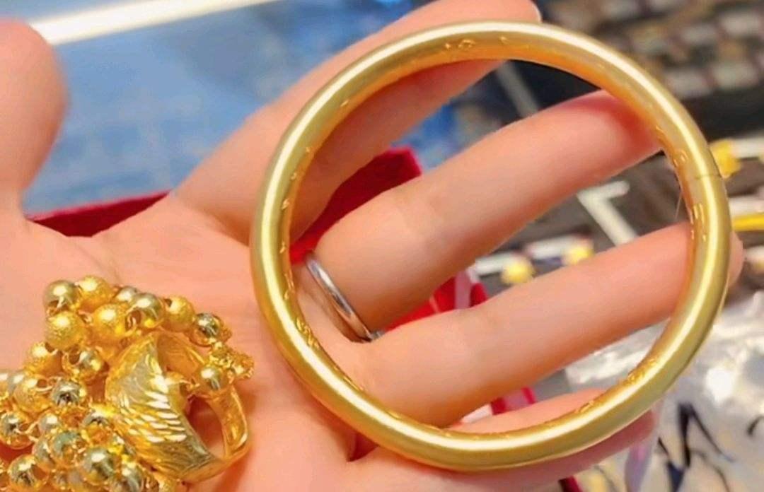 Is it really good for women to wear "gold bracelets" for a long time