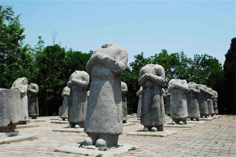 There are 61 stone statues without heads in front of Wu Zetian's tomb, which were difficult to