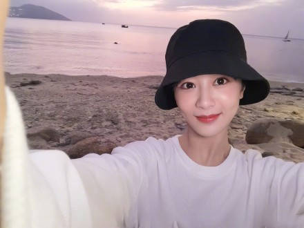 Yang Zi shares the most important thing about leisure time at the beach ...