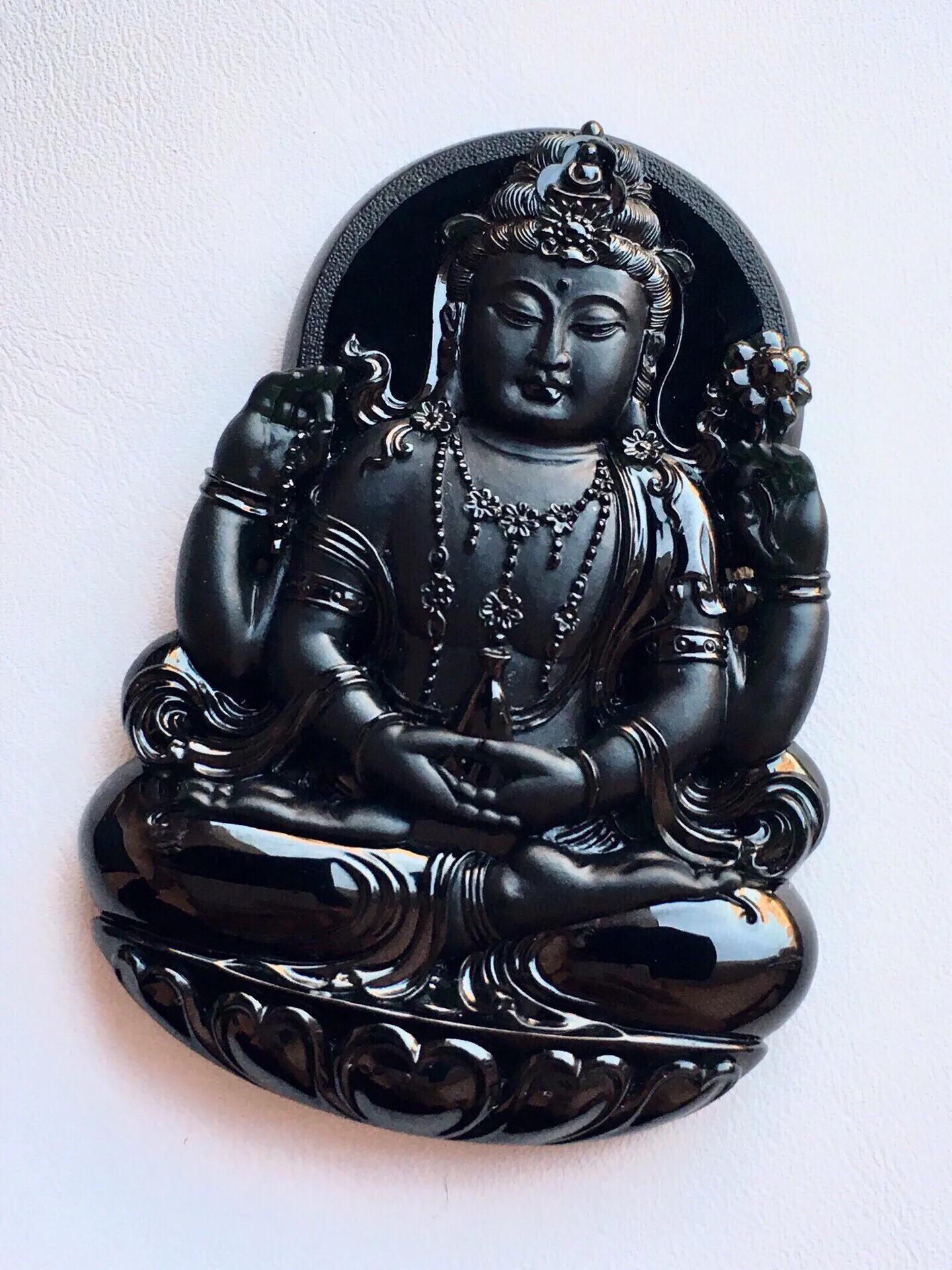 How many arms does the Emerald Guanyin Bodhisattva have?What do they