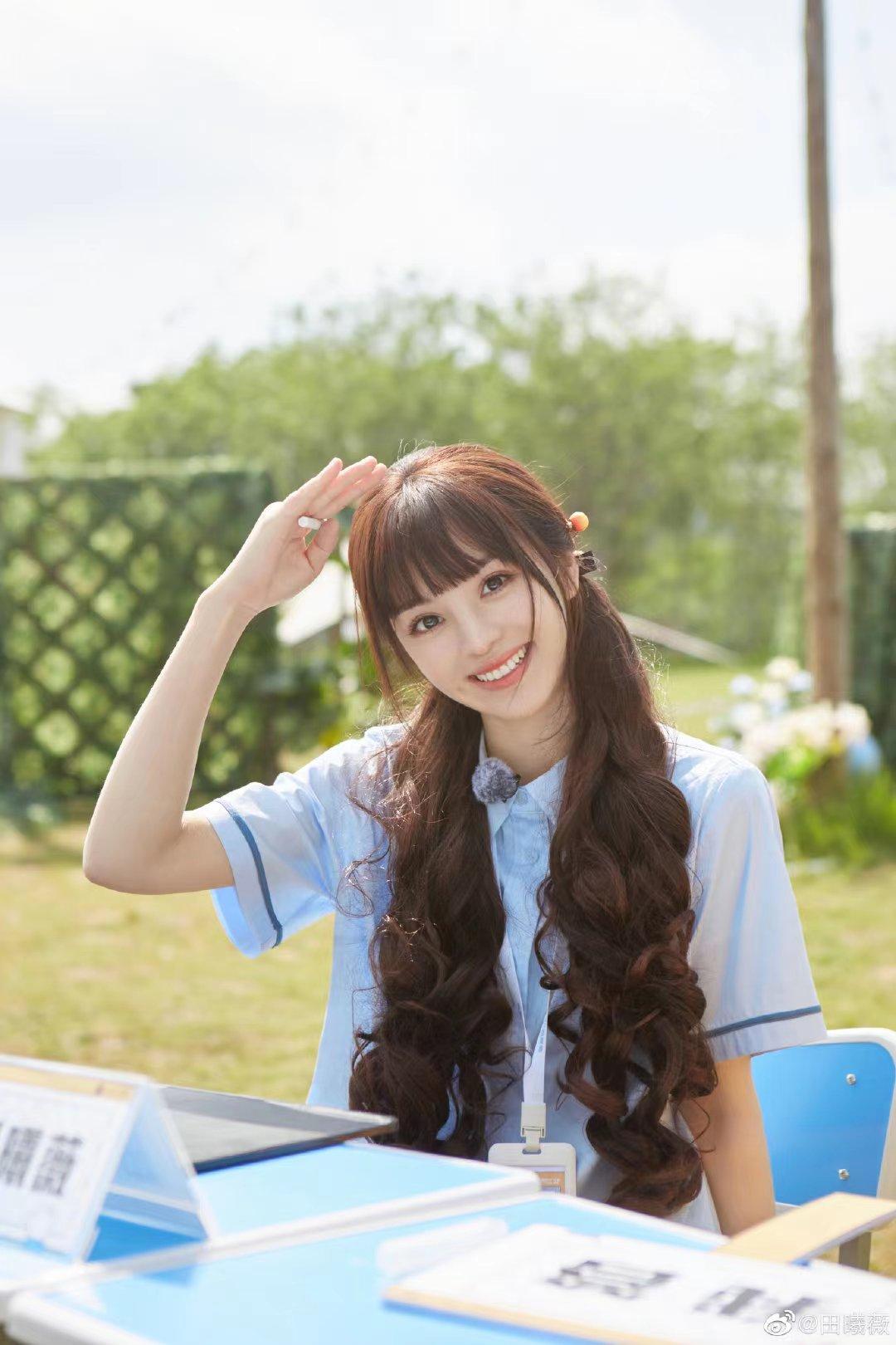 Tian Xiwei is youthful and cute in her school uniform, she becomes a ...