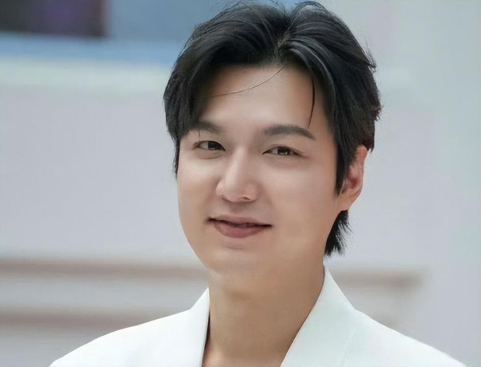 Plastic surgery failed? Lee Min Ho appeared in Thailand, his face was ...