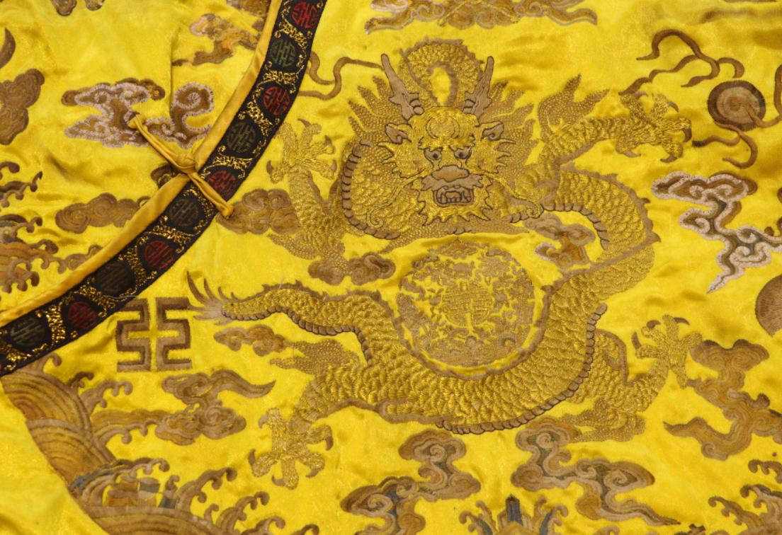 The valuable dragon robe was identified as a fake, and experts demanded ...