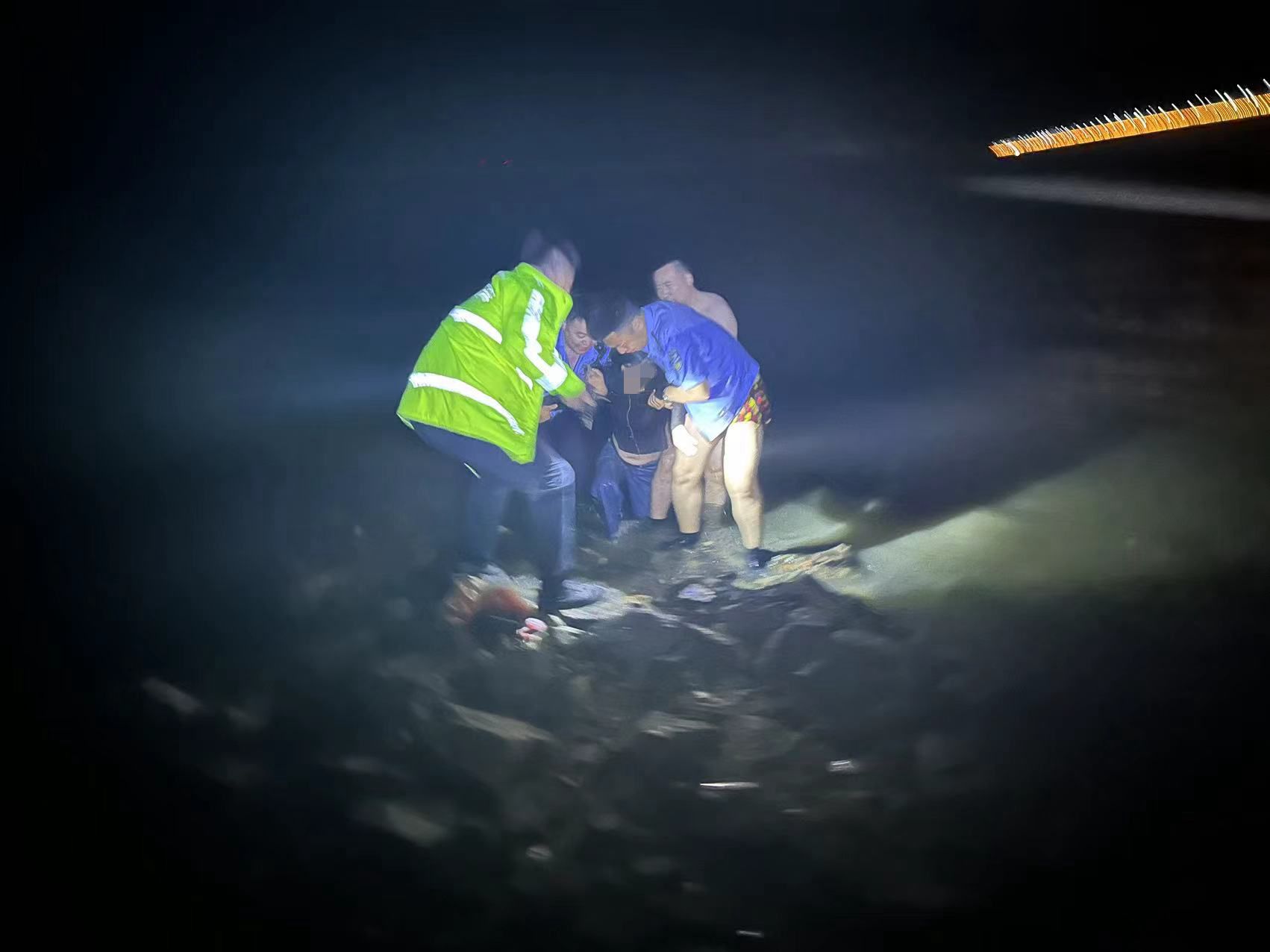 Life and death rescue! The woman jumped into the river late at night ...