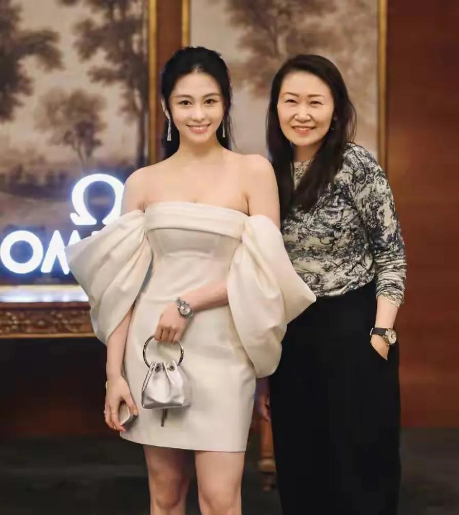 Qiu Shuzhen's daughter Shen Yue attended a certain brand dinner, weari...