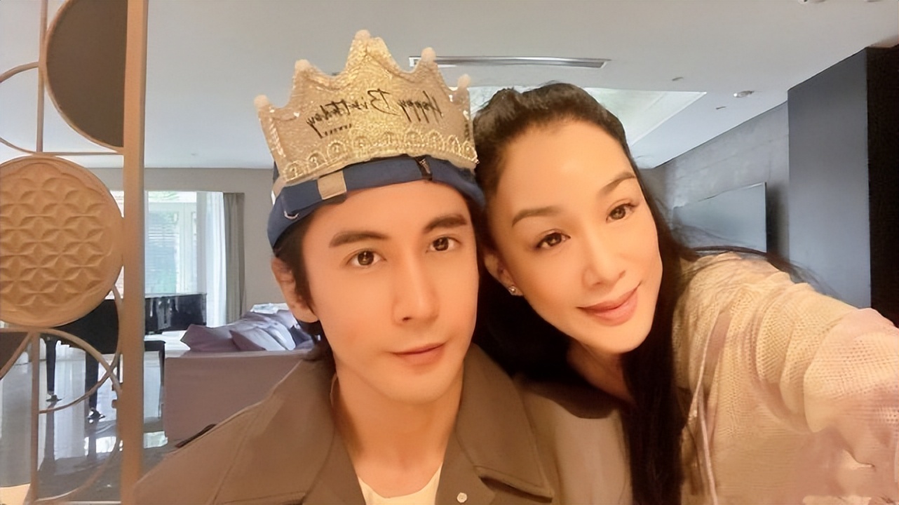 52yearold Zhong Liti and her 12yearold husband show their affection