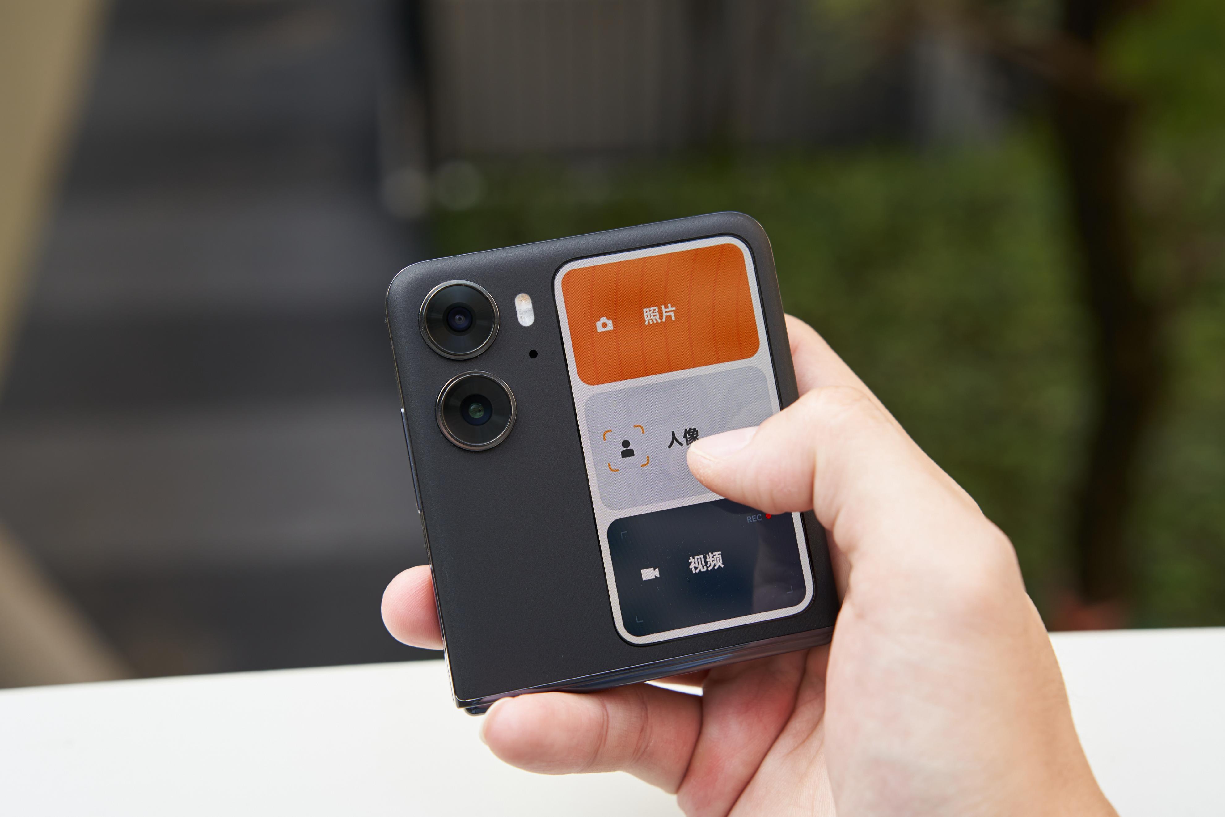 Unique large external screen experience! Try Find N2 Flip, the ...