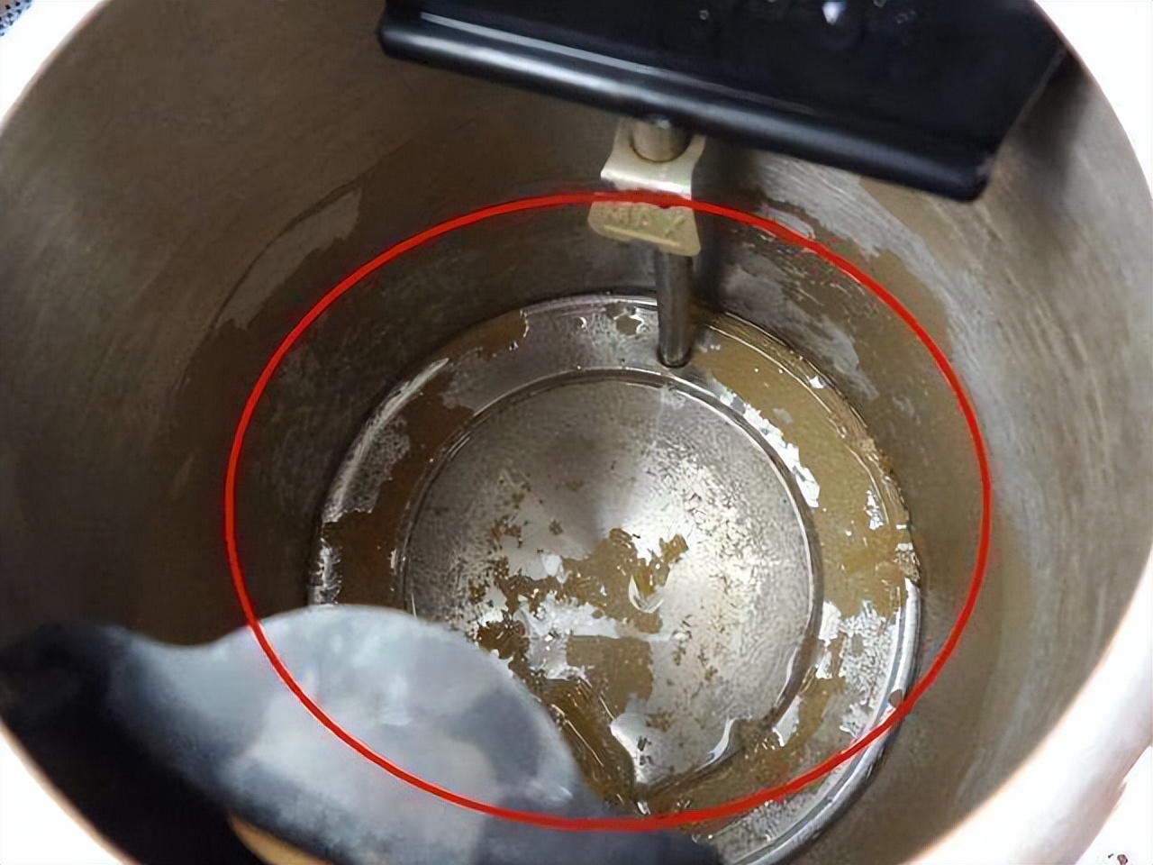 There is "scale" in the electric kettle, and the water is slow to drink