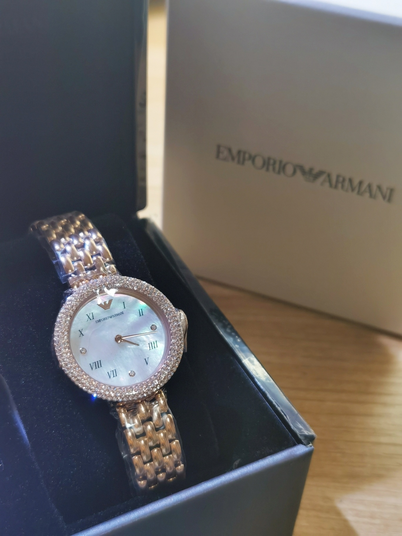 Armani women's watch Rosa Tong Liya with the same gentle, delicate and ...