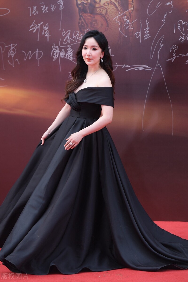 Liu Yan wore a pink sequined dress to show off her devil figure, her ...