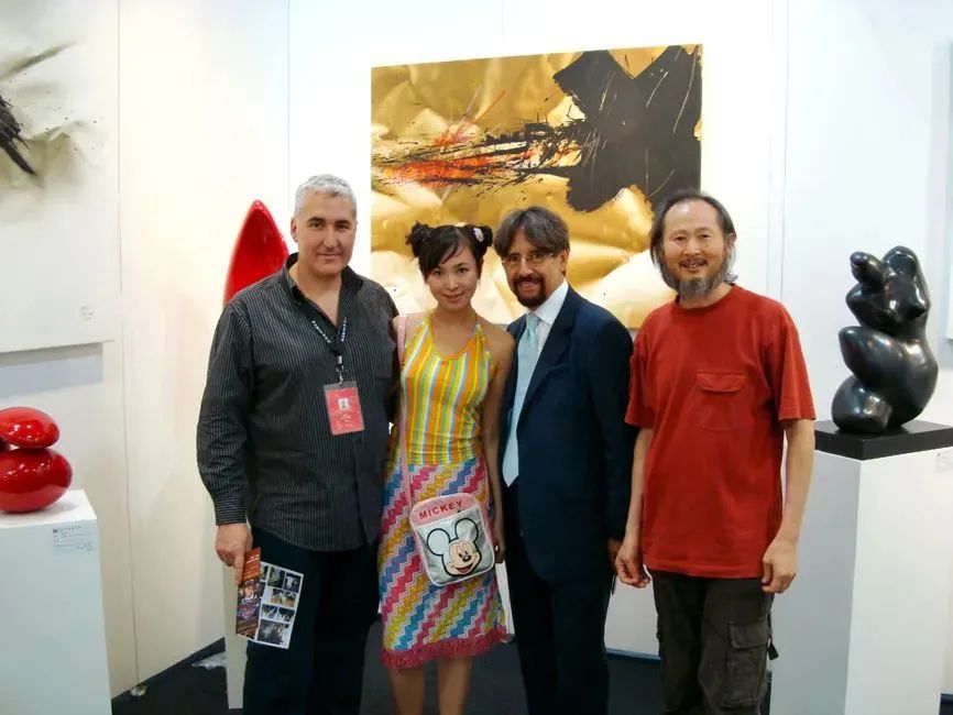 The lunatic in the art world uses his 17-year-old daughter as a 