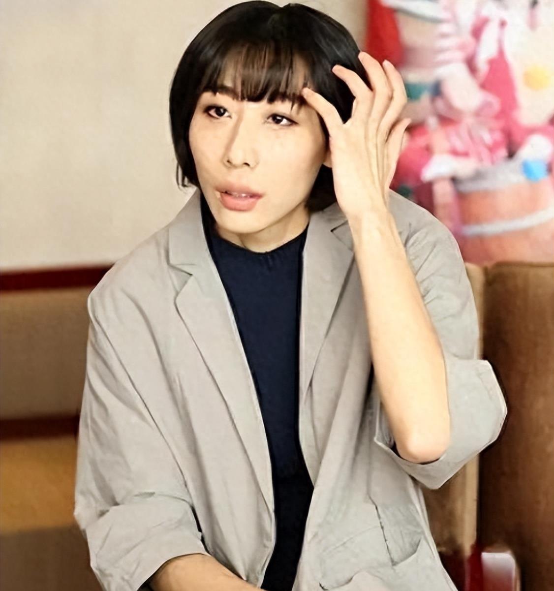 Ren Suxi's upper body is ordinary, her lower body is greedy, ugly and ...