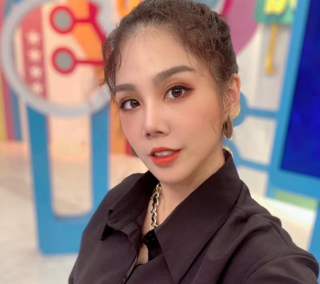 Yang Chenxi maintains a good figure by aerial yoga and golf - iNEWS