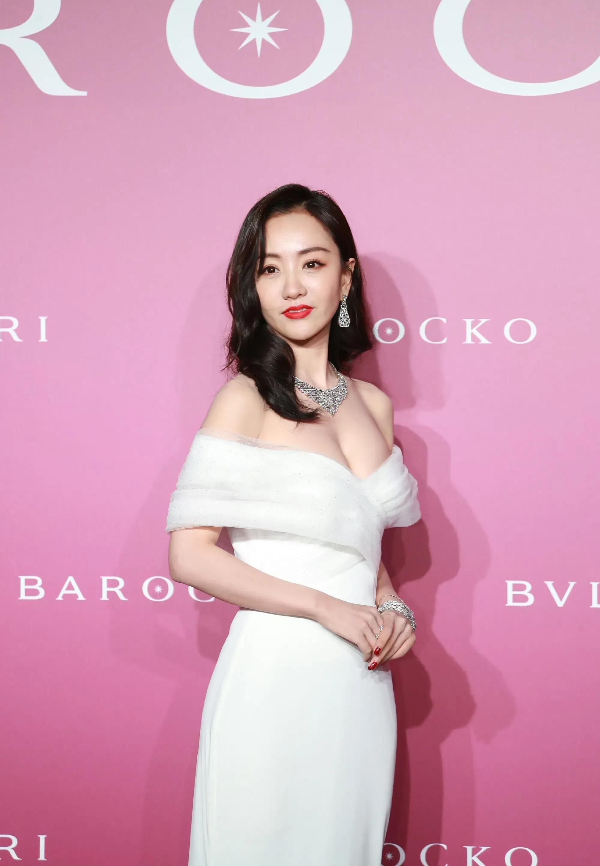 Yang Rong wore a tube top and white dress for a photo shoot. She has a ...