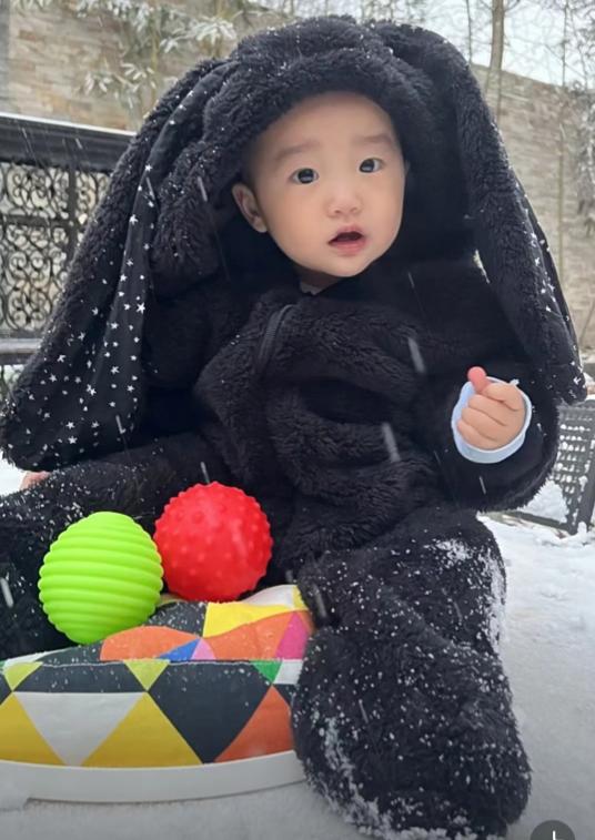 Haiha Jinxi took her daughter to enjoy the snow, and Li Yapeng's 80 ...