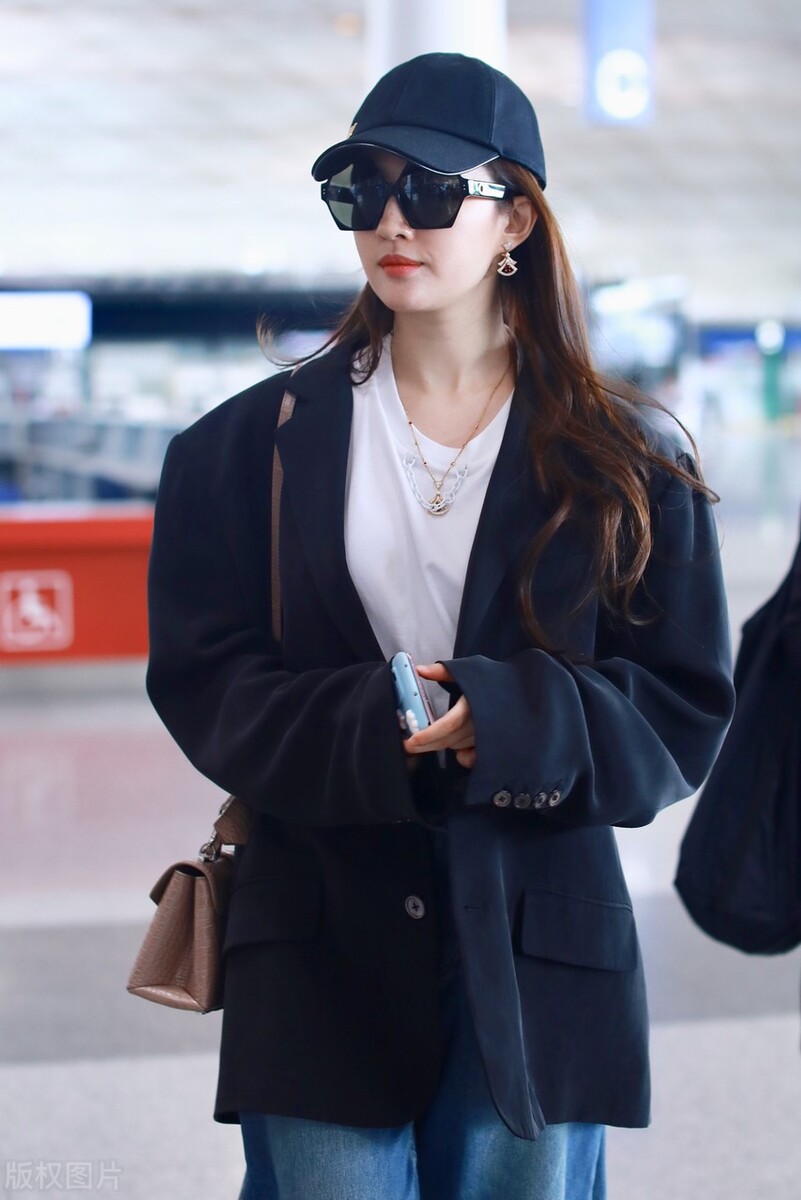 Liu Yifei Suit Jeans Beijing Capital Airport to Venice - iMedia