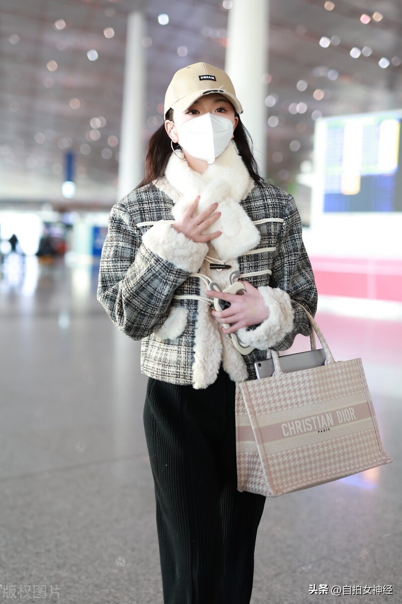 Kong Xueer appeared at the Capital Airport, wearing a knitted plaid ...