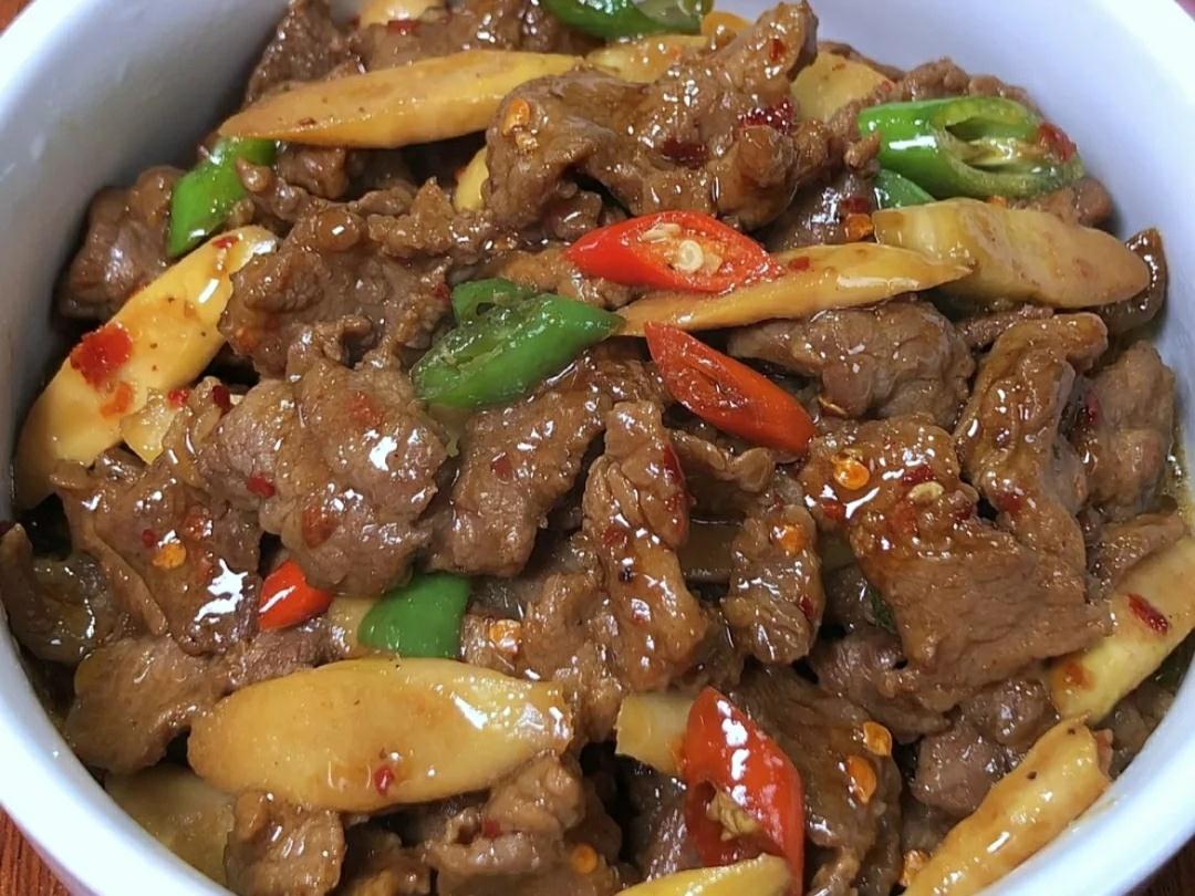 Simple 8 Course Food Don't miss the eight-course meal in spring. It's spicy and delicious ...