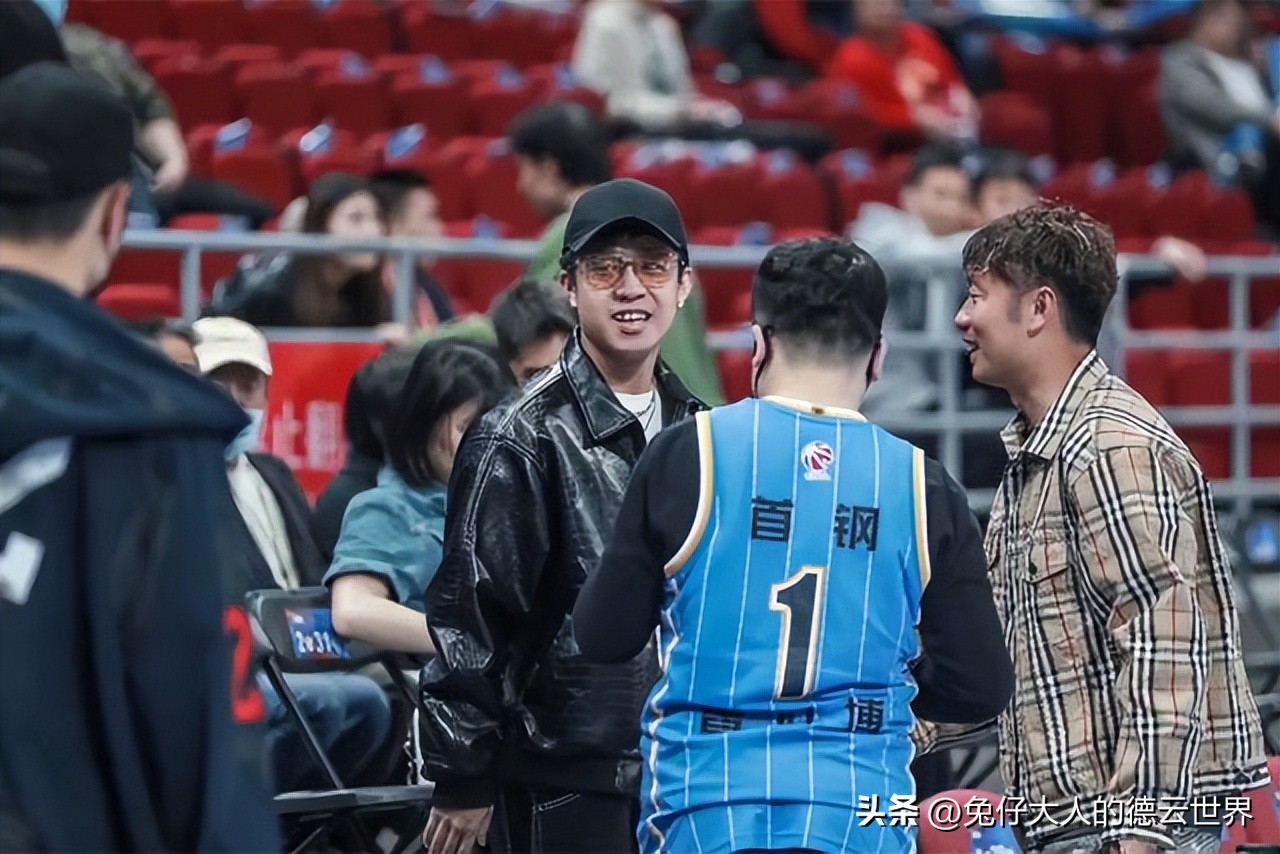 Zhang Jiuling of Deyun Club watches football and never forgets to ...