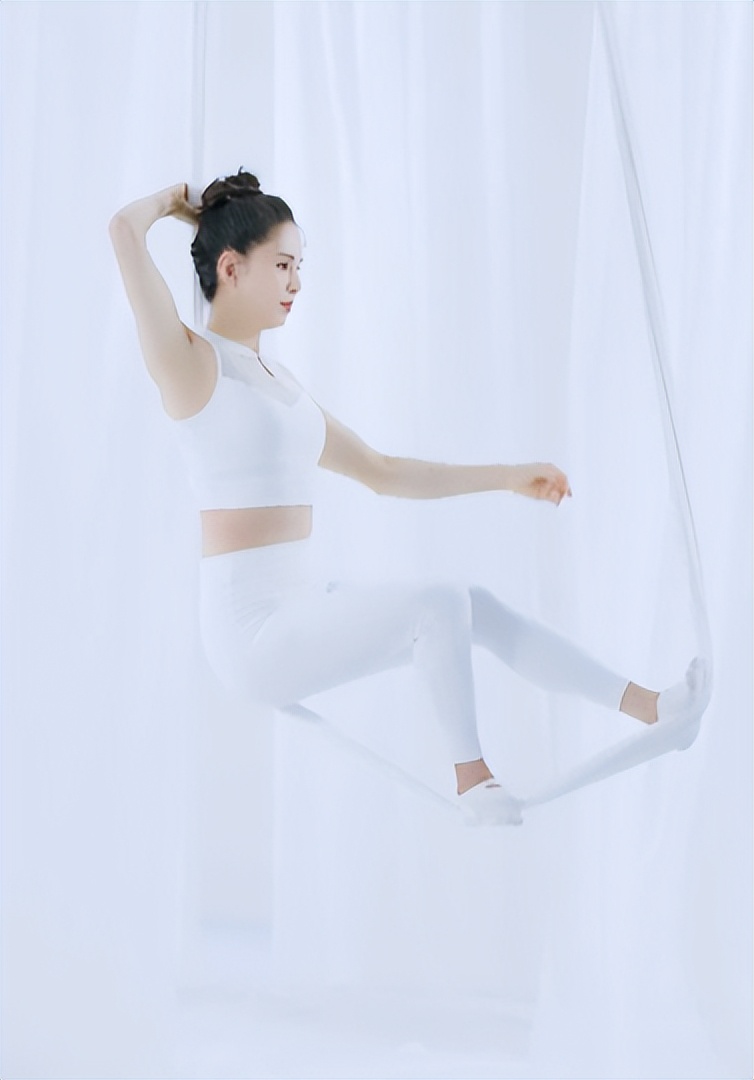 Sleep On Rope 56-year-old Li Ruotong challenged to sleep on the rope!Wearing a vest ...