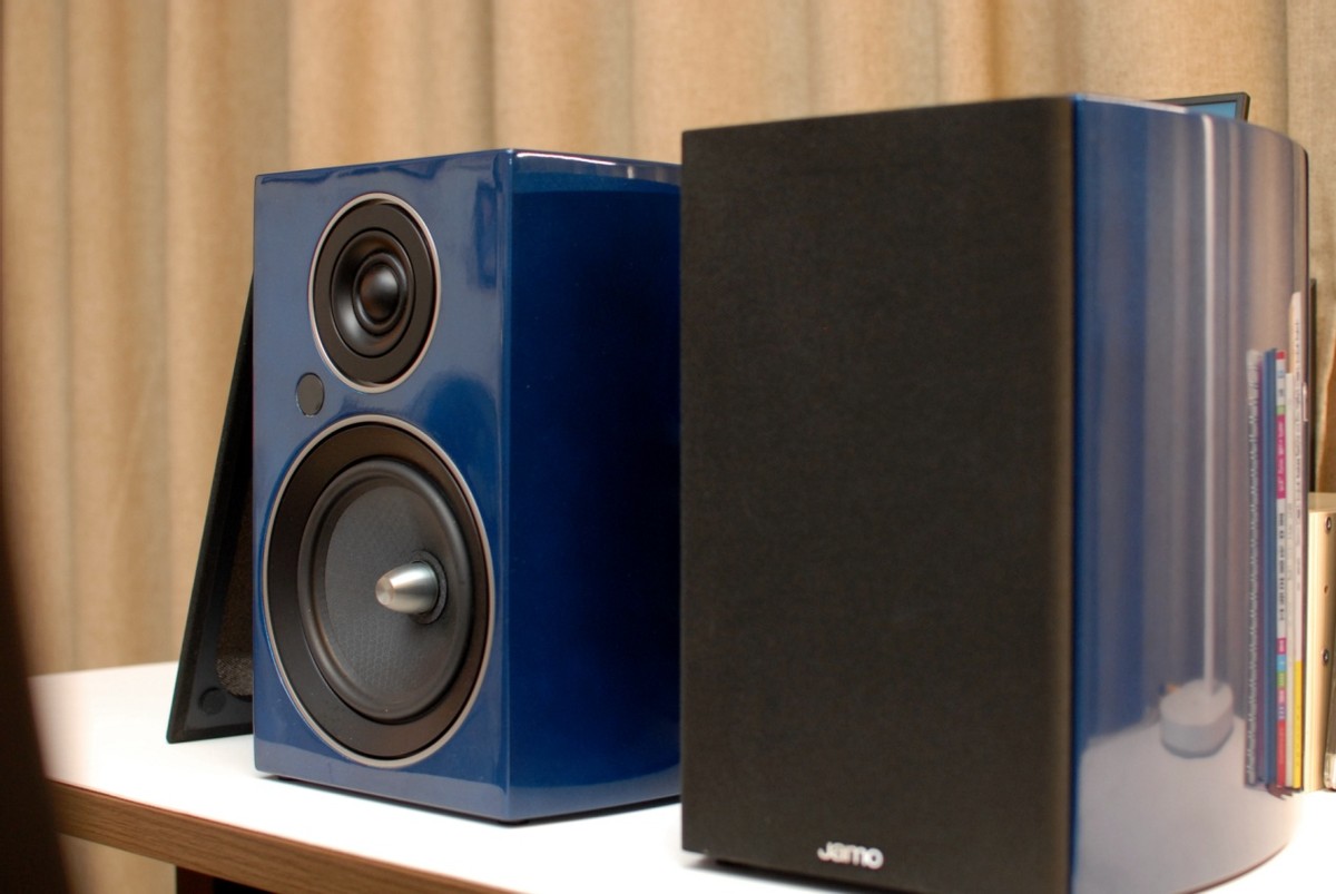 Listening to the Greatest Works The Jamo C707PA Active Bookshelf