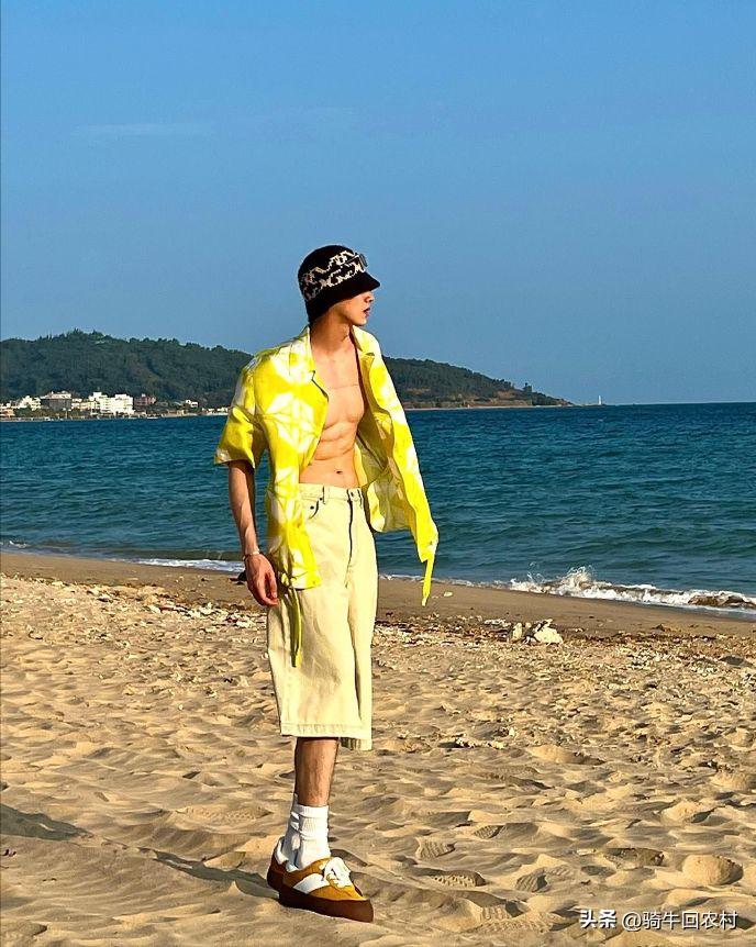 Hormone bursting, Bai Jingting shows off his abdominal muscles ...