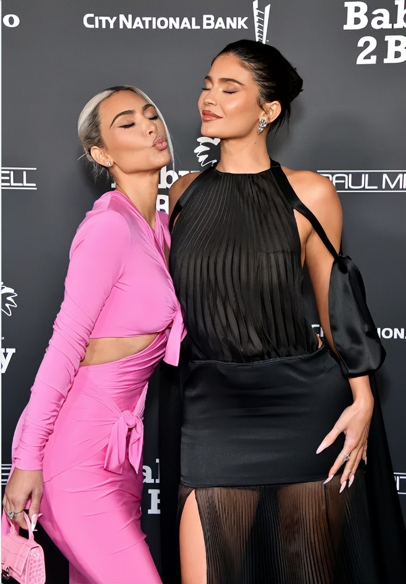 Kim and Khloé Kardashian's Beach Vacation Included the Sexiest