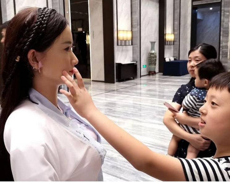 Japan launches robot "wife" with powerful functions, warm skin and