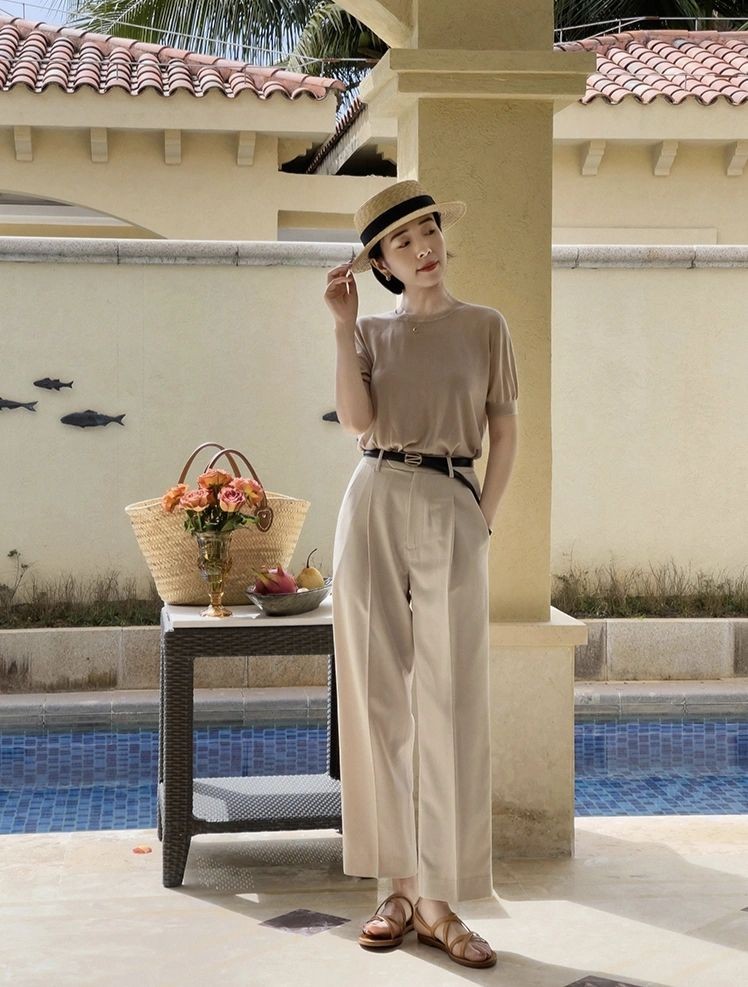 It is popular to wear milk tea color this summer, which is white and