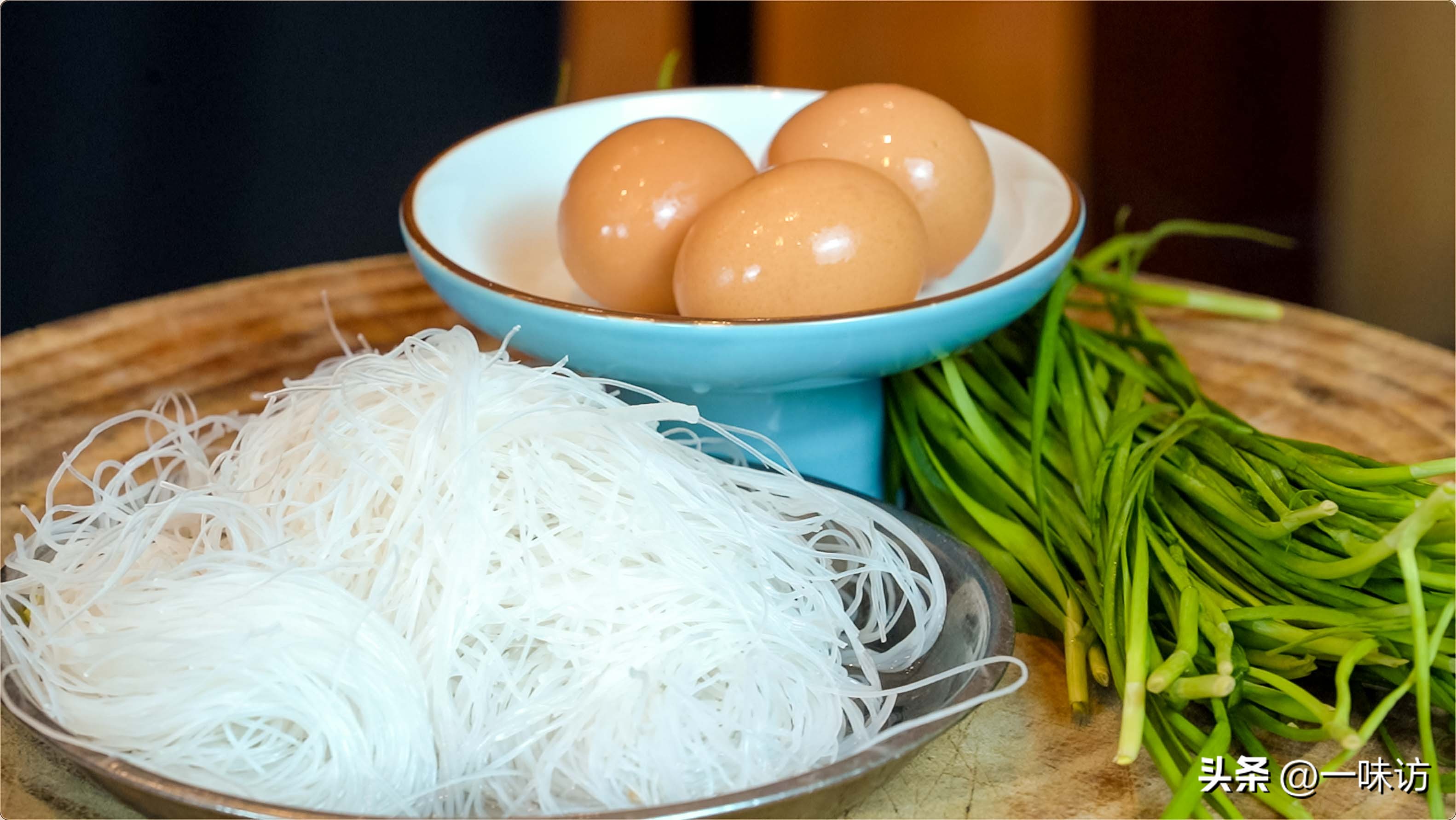 How to make fried vermicelli with chives?The chef teaches you how to make it not sticky, not
