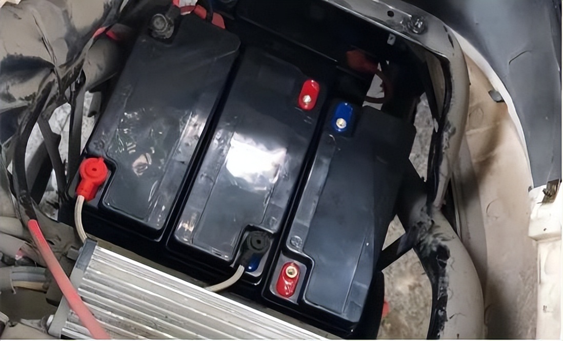 Does leaving the charger fully charged affect battery life?The electric car mechanic tells you