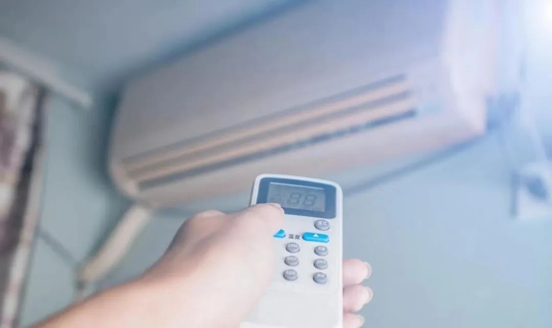 Turn on the air conditioner when sleeping at night, never turn it on at