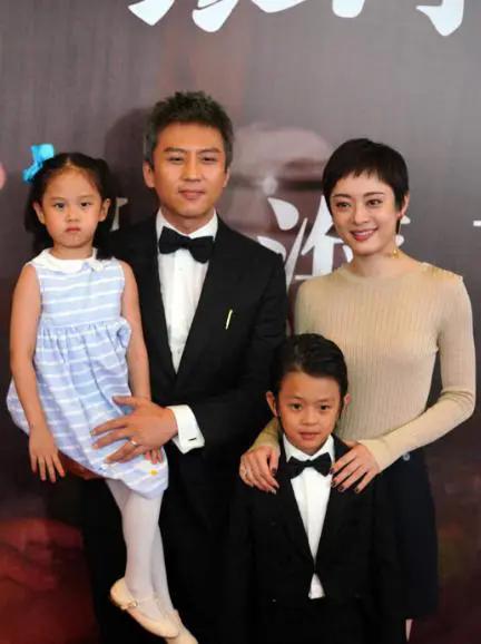 After four years, Sun Li took a family photo at the beach again. She is ...