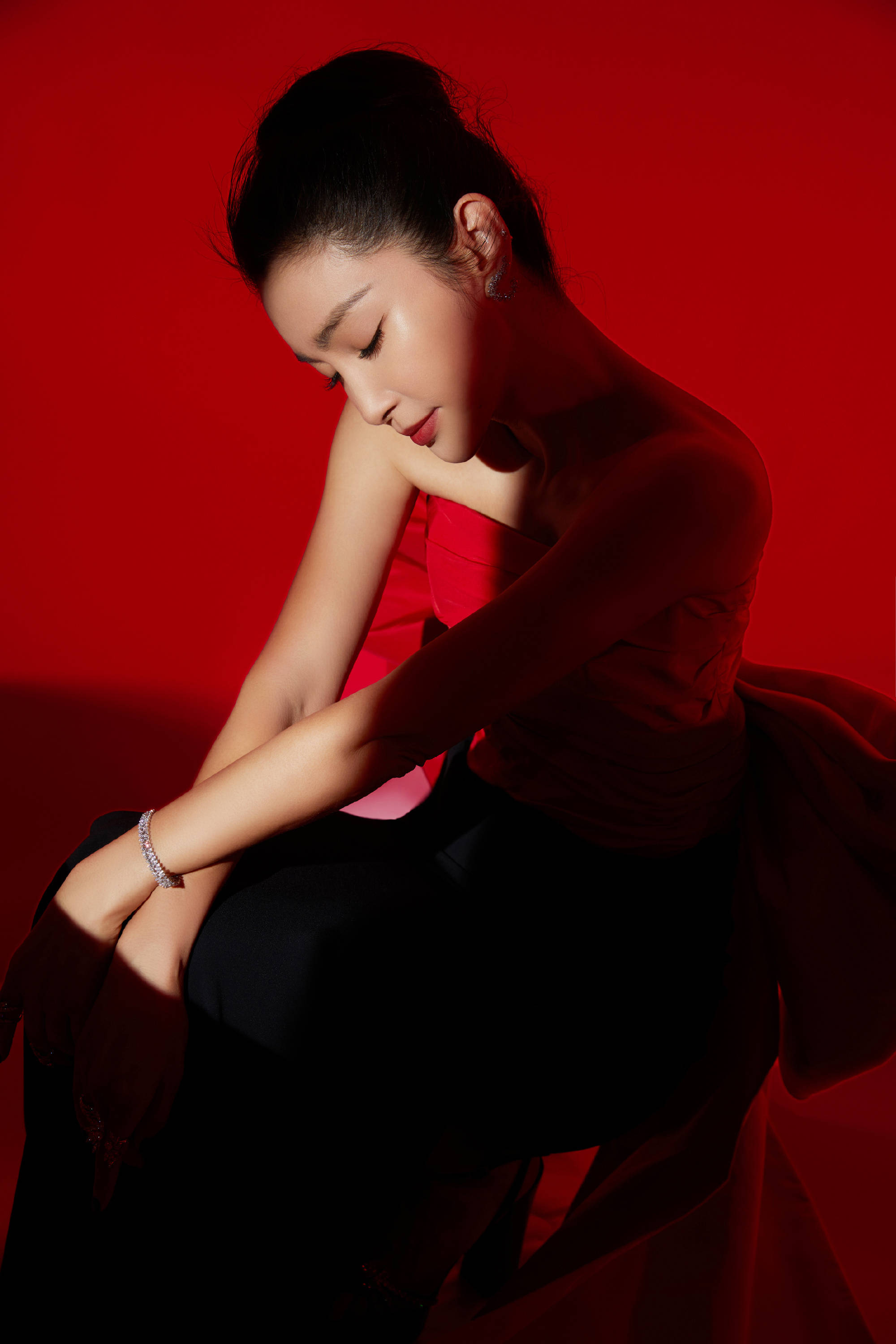 Li Bingbing wears a red dress that drags the floor, the red and black