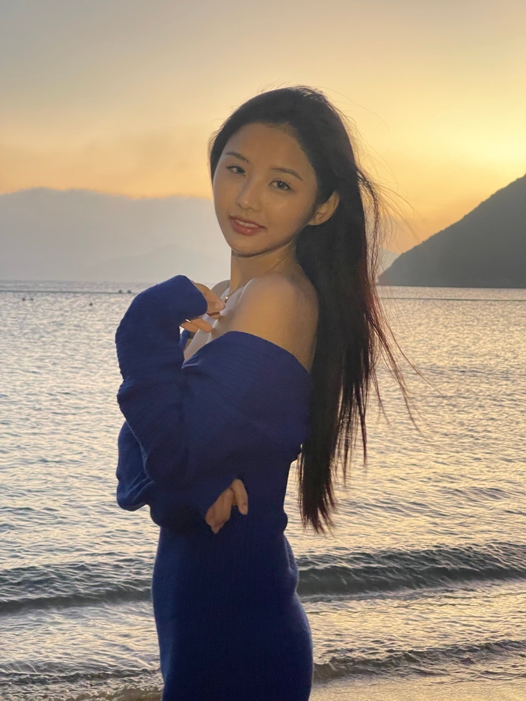 Miss Asia Gao Wenjun takes a photo of a blue big V-shaped dress, cold ...