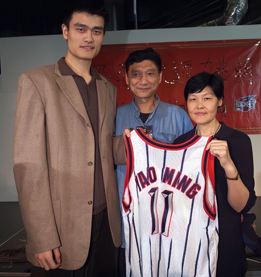 The host asked Ye Li how to sleep with 400-jin Yao Ming after marriage ...