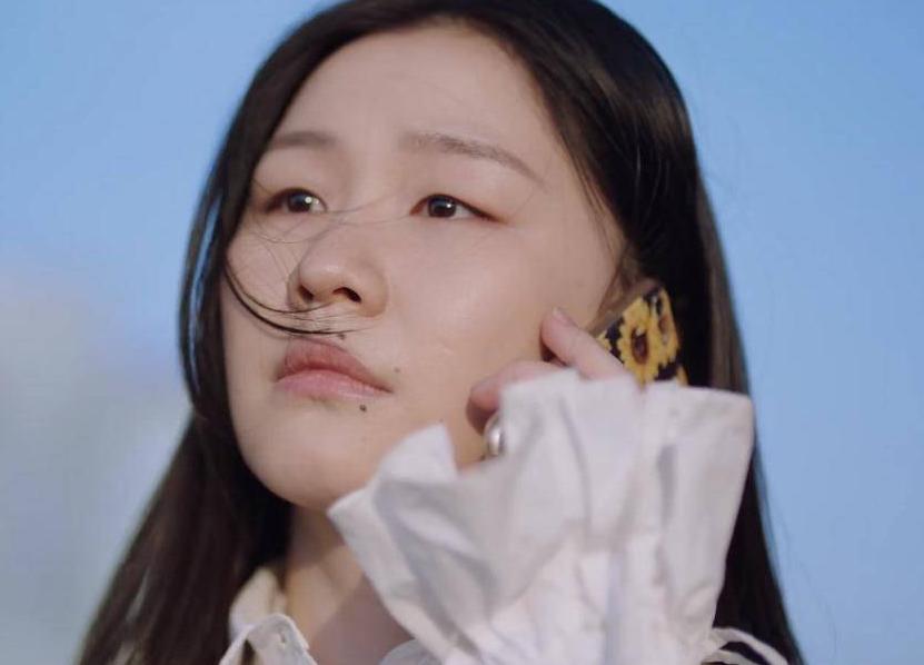 Jin Jing's true self appears in "The Feather of the Clouds", his facial